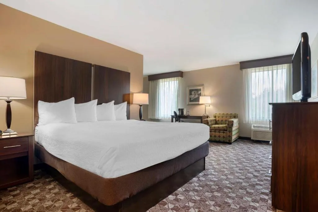 Bed in Best Western Plus Oak Mountain Inn