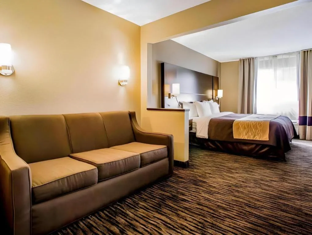 Bed in Quality Inn Dayton North - Vandalia