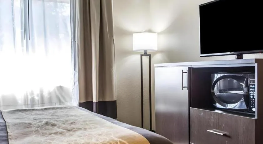 Bed in Quality Inn Dayton North - Vandalia