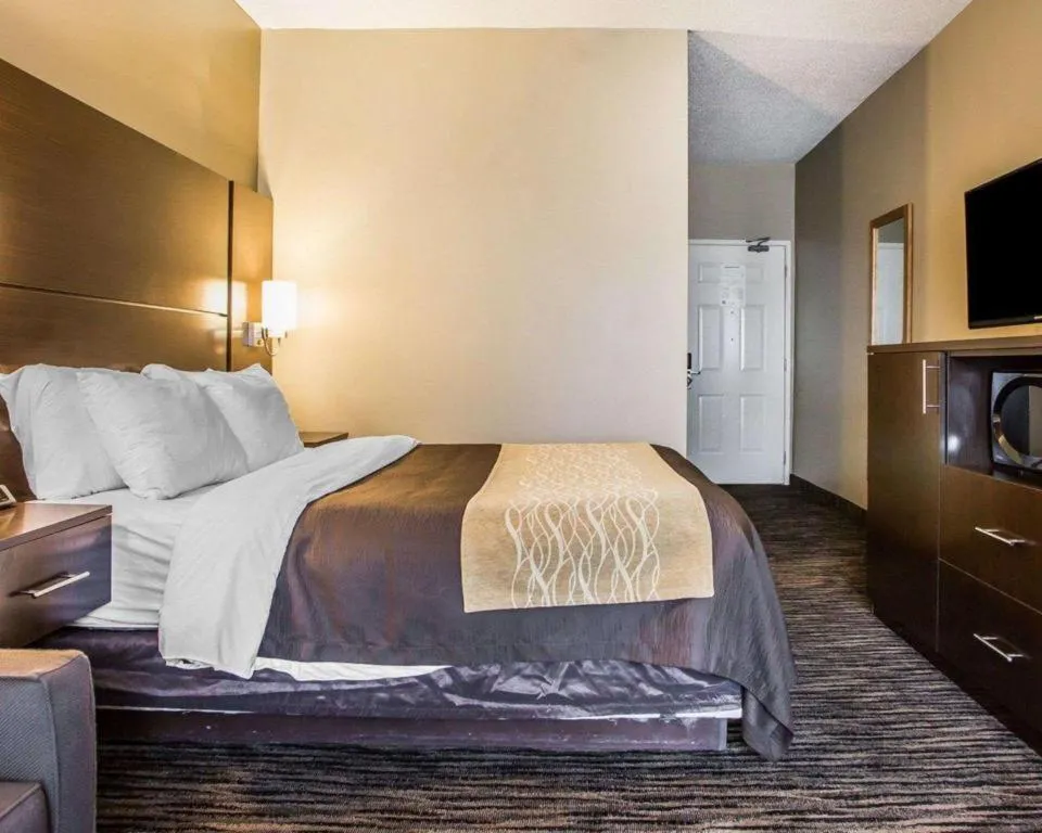 Bed in Quality Inn Dayton North - Vandalia