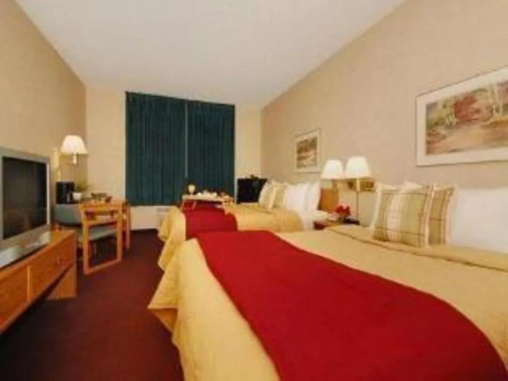Bed in Quality Inn Dayton North - Vandalia