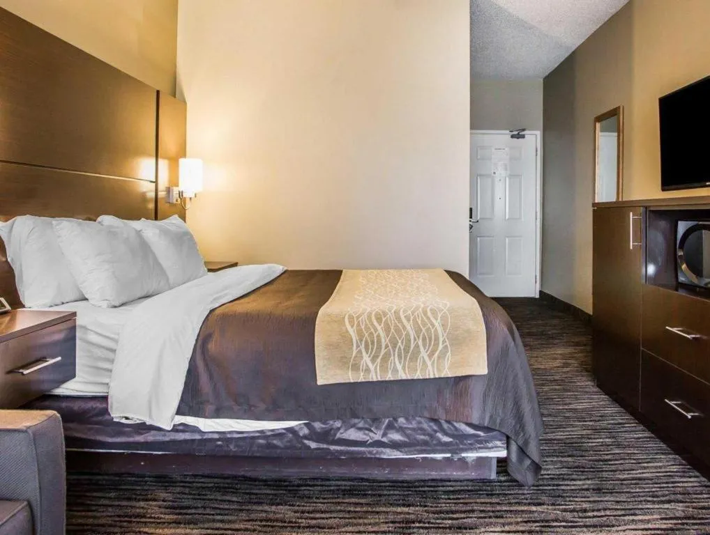 Bed in Quality Inn Dayton North - Vandalia