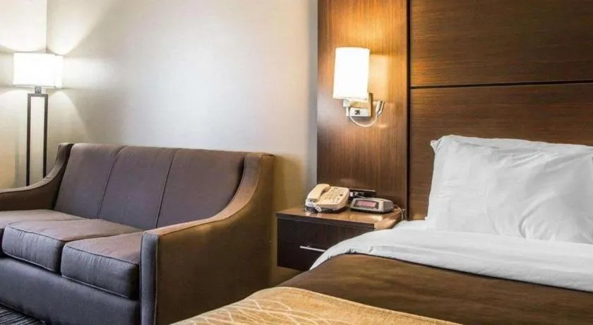 Bed in Quality Inn Dayton North - Vandalia