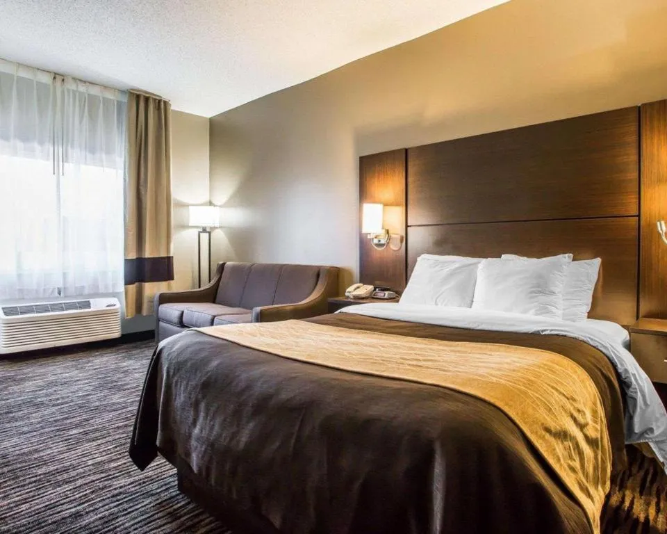 Bed in Quality Inn Dayton North - Vandalia