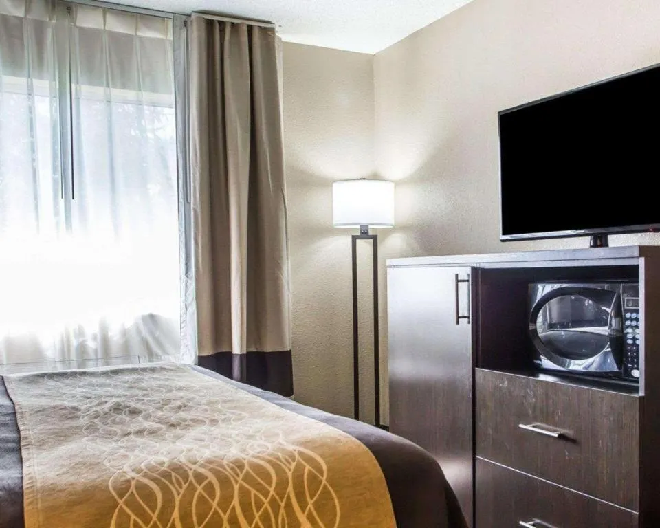 Bed in Quality Inn Dayton North - Vandalia