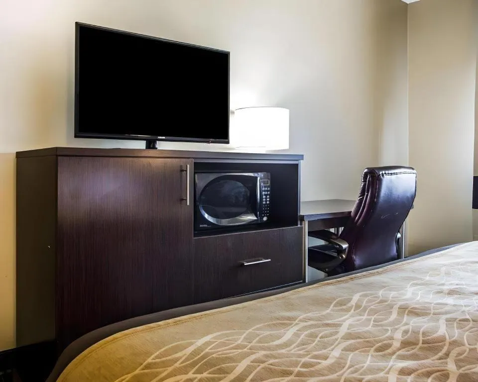 Bed in Quality Inn Dayton North - Vandalia