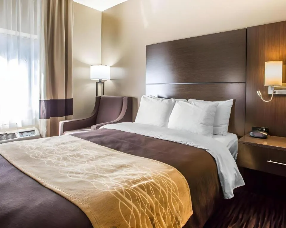 Bed in Quality Inn Dayton North - Vandalia