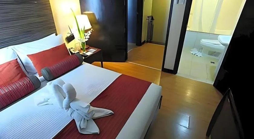 Bed in Lancaster Hotel Manila