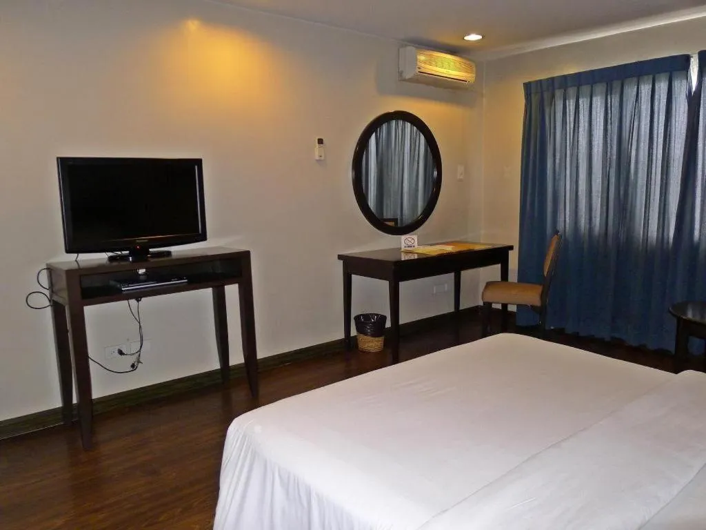 Bed in Baguio Burnham Suites Hotel