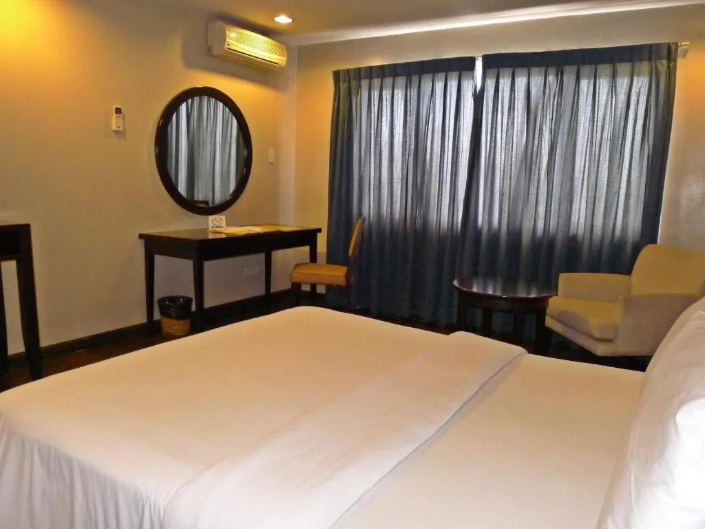 Bed in Baguio Burnham Suites Hotel