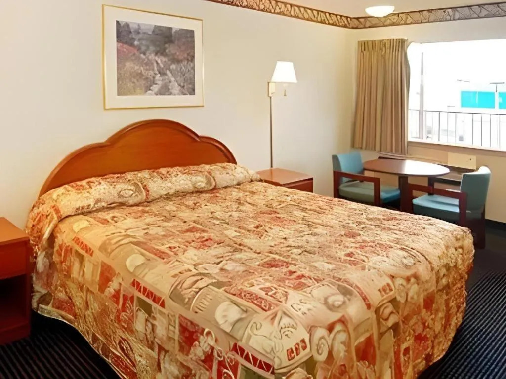 Bed in Econo Lodge Norfolk Airport