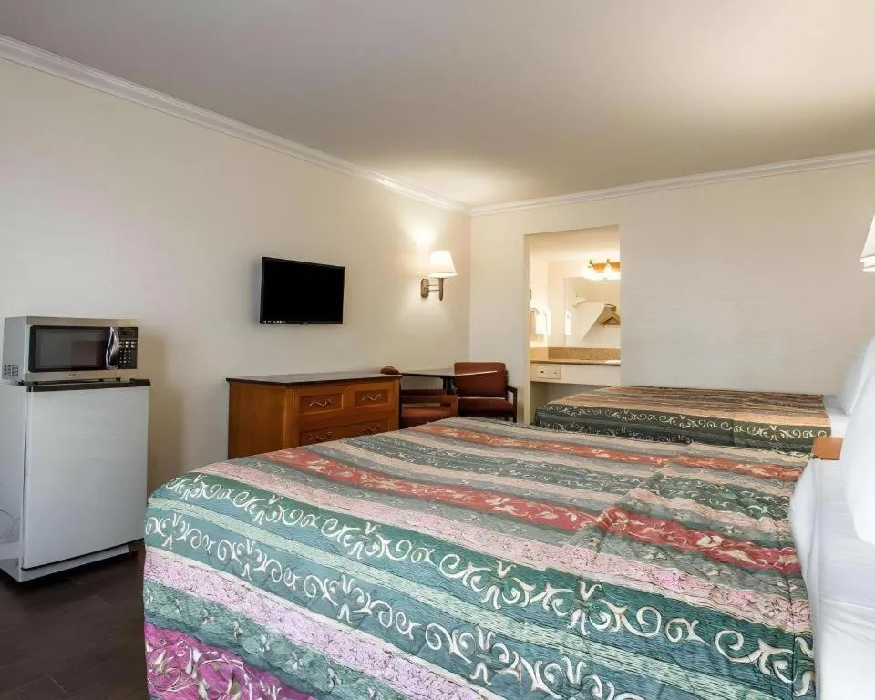 Bed in Econo Lodge Moreno Valley