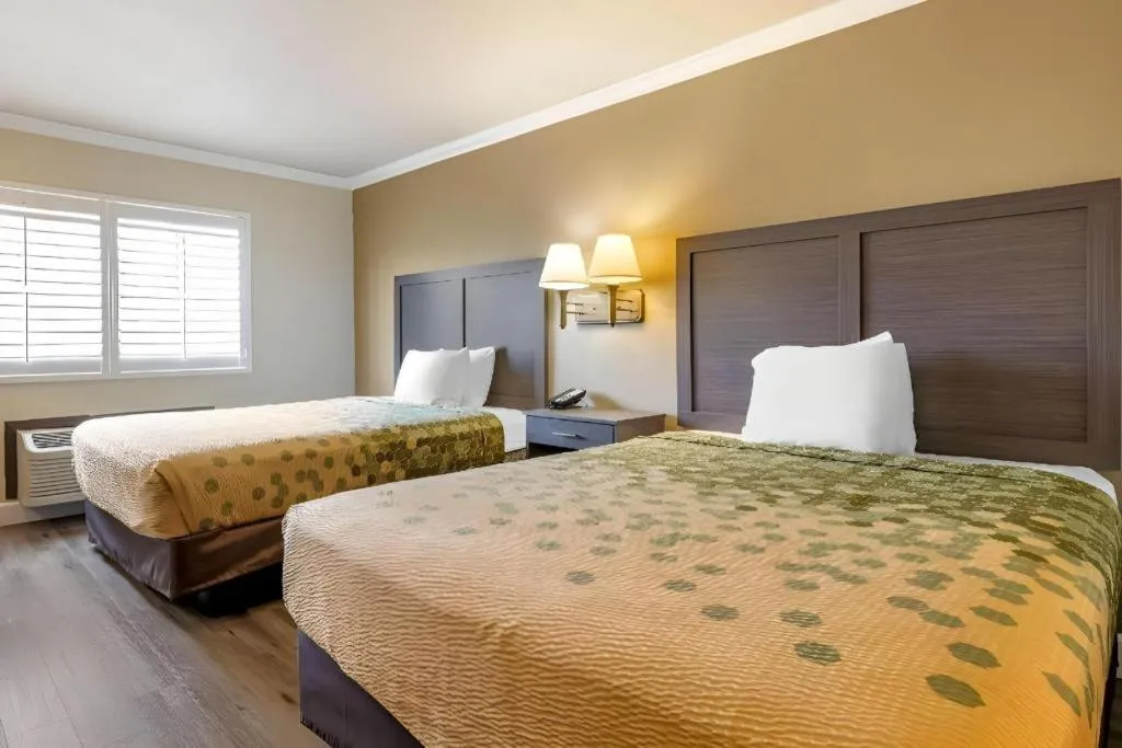 Bed in Econo Lodge Moreno Valley