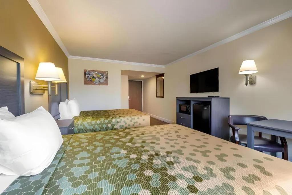 Bed in Econo Lodge Moreno Valley