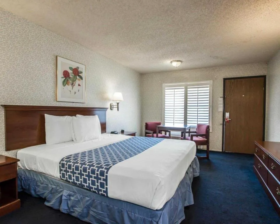 Bed in Econo Lodge Moreno Valley