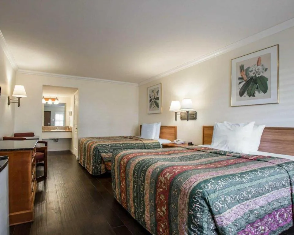 Bed in Econo Lodge Moreno Valley