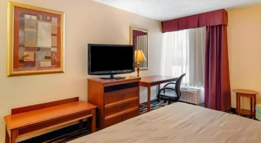 Bed in Quality Inn near Martinsville Speedway