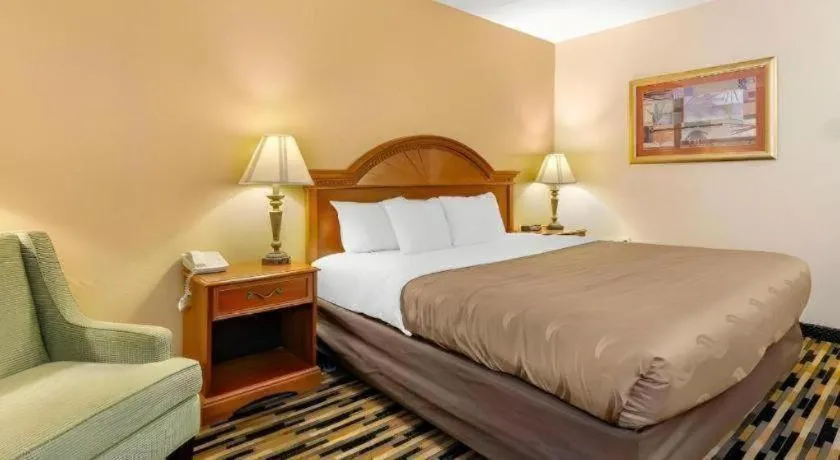 Bed in Quality Inn near Martinsville Speedway