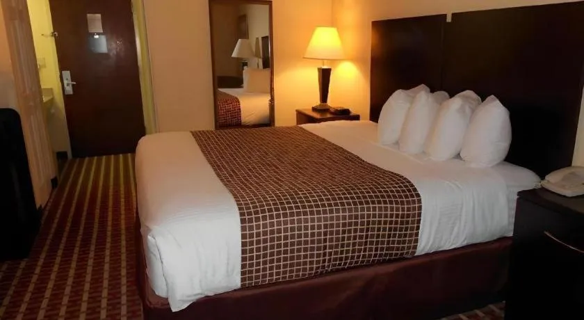 Bed in Surestay Plus Hotel Tarboro
