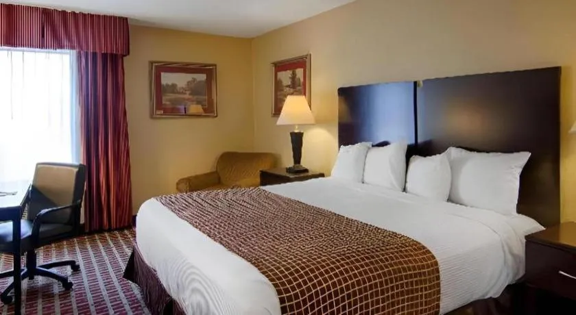 Bed in Surestay Plus Hotel Tarboro