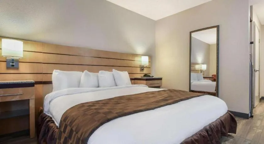 Bed in Surestay Plus Hotel Tarboro