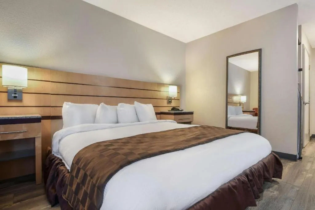 Bed in Surestay Plus Hotel Tarboro