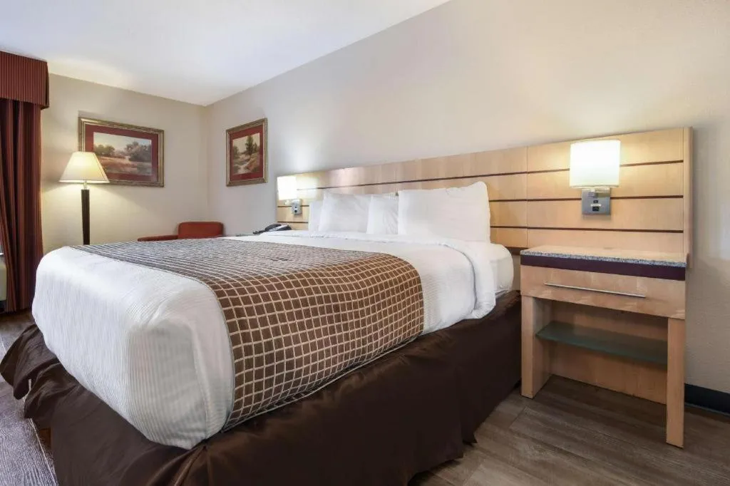 Bed in Surestay Plus Hotel Tarboro