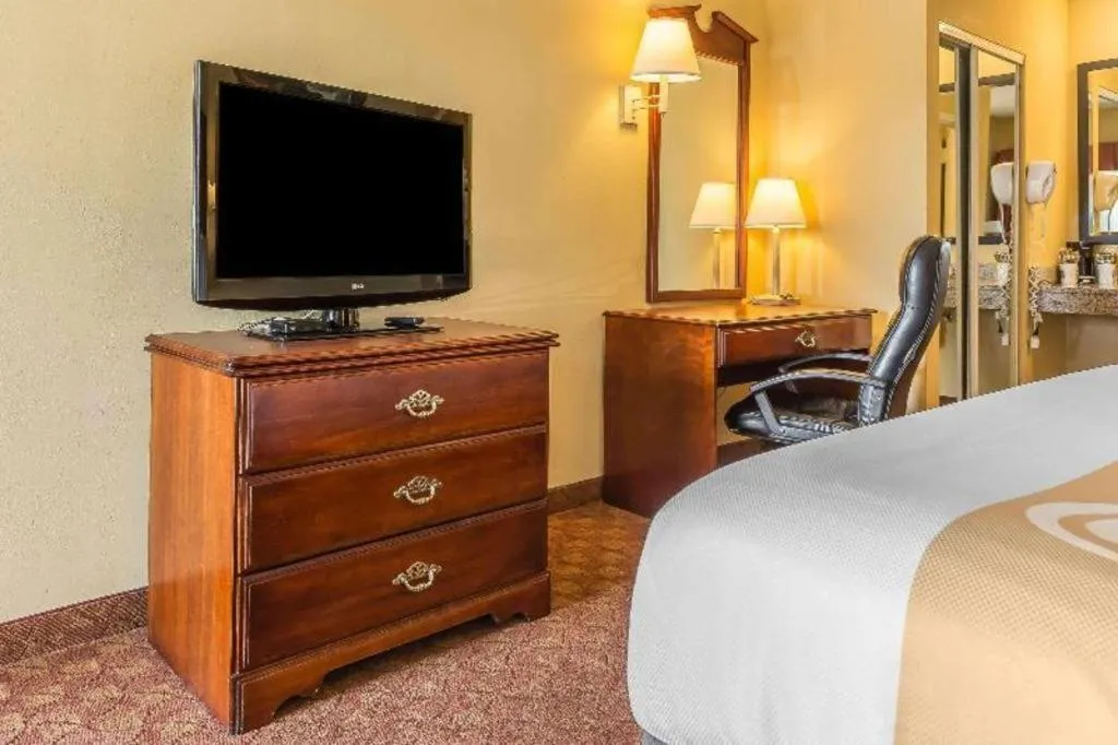 Bed in Quality Inn Calera I-65 exit 231