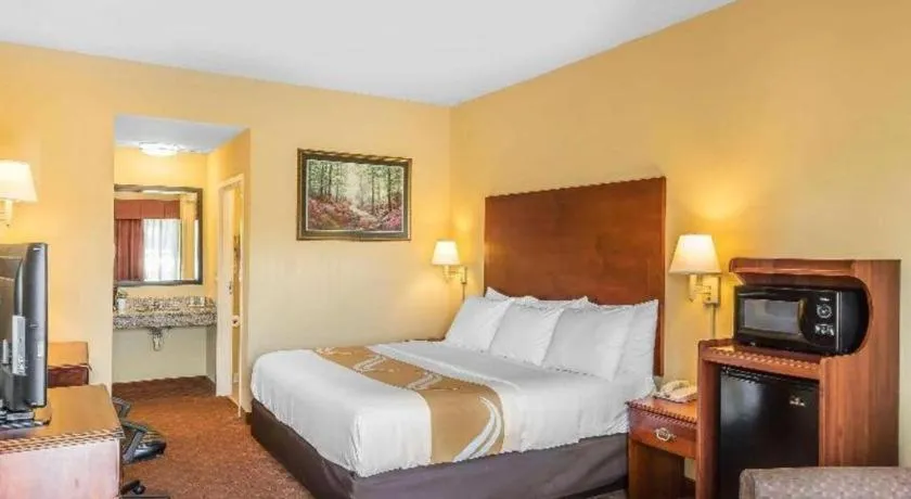 Bed in Quality Inn Calera I-65 exit 231