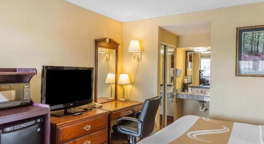 Bed in Quality Inn Calera I-65 exit 231