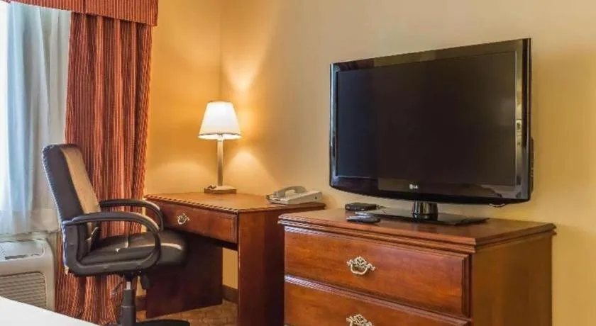 Bed in Quality Inn Calera I-65 exit 231