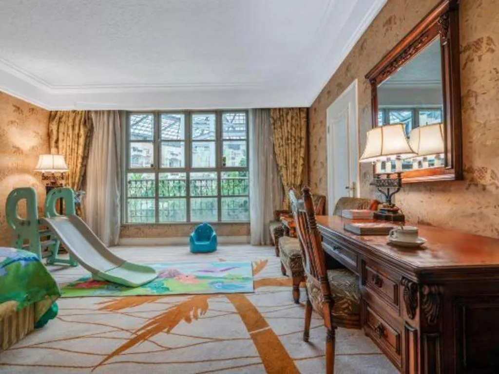 Hangzhou The First World Hotel