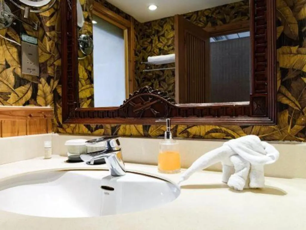 Hangzhou The First World Hotel