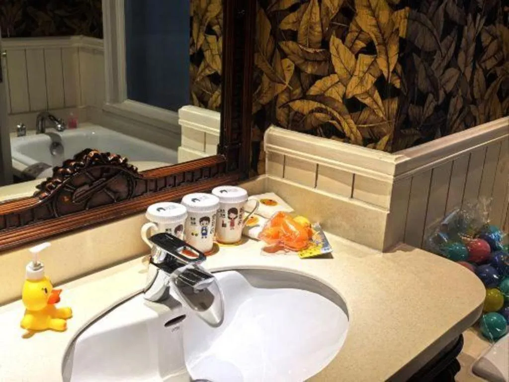 Hangzhou The First World Hotel