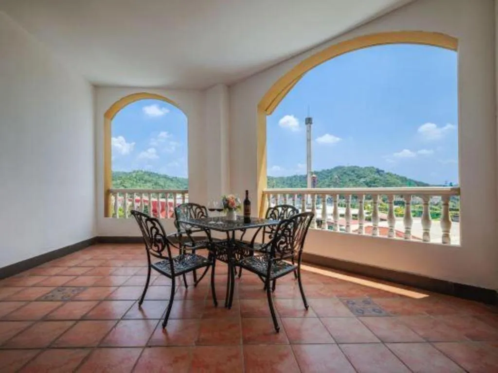 Hangzhou The First World Hotel