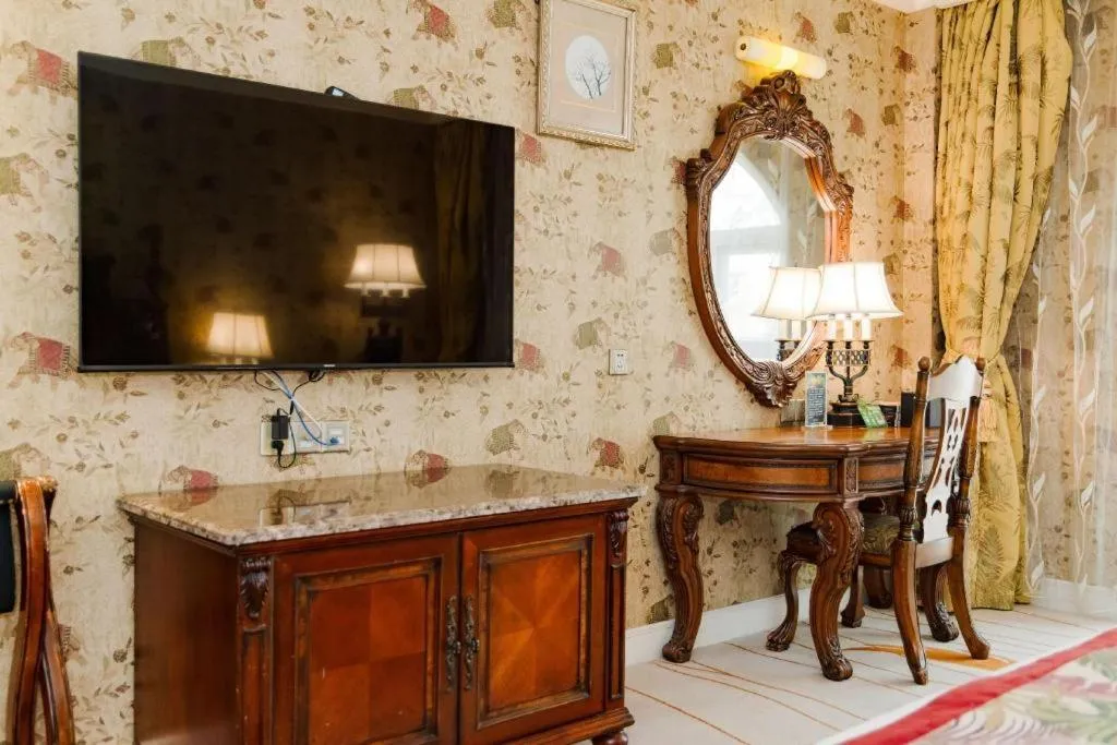 Hangzhou The First World Hotel