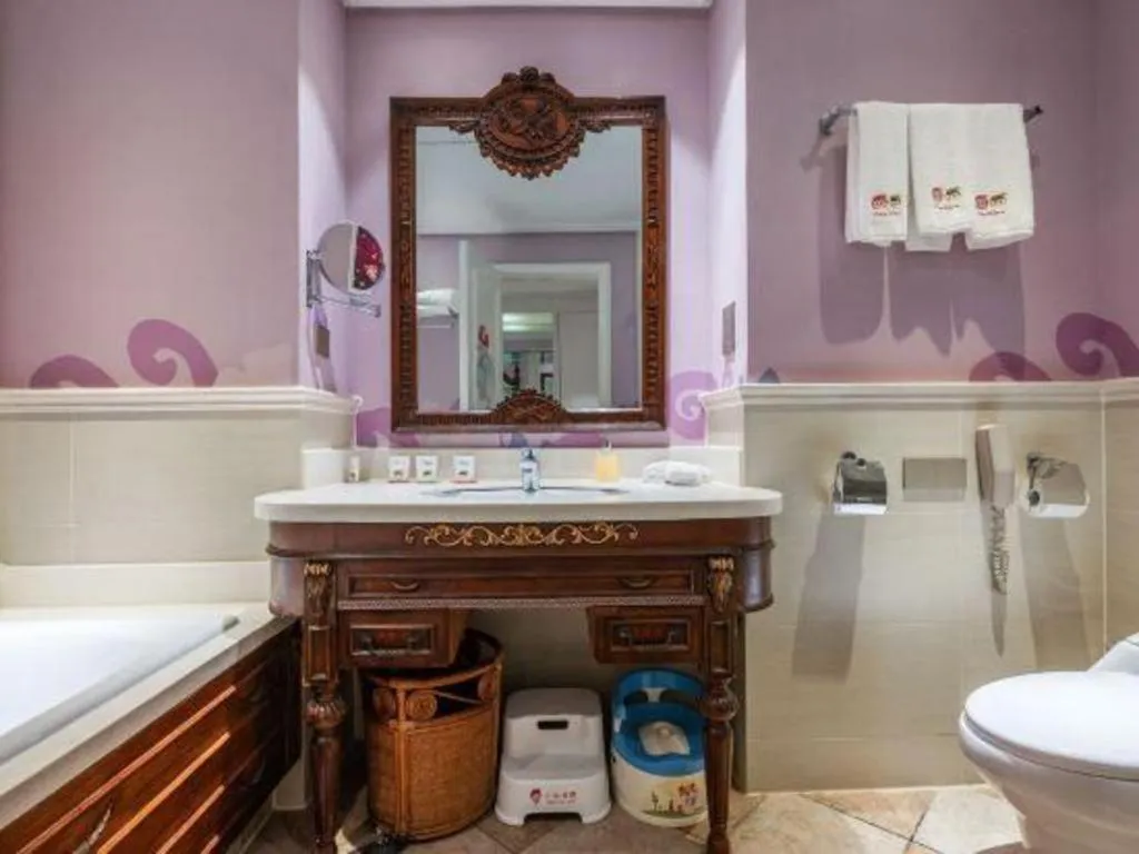 Hangzhou The First World Hotel