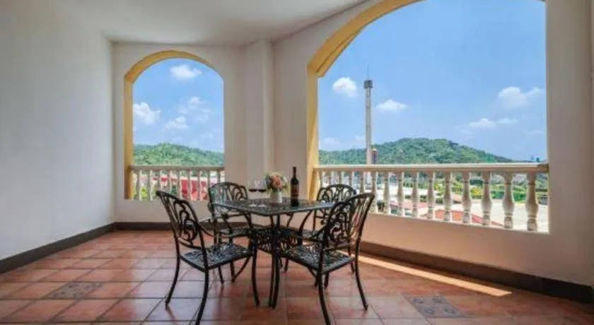 Hangzhou The First World Hotel