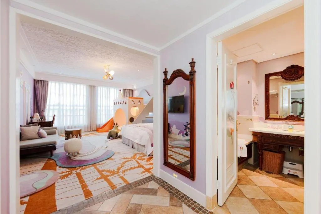 Hangzhou The First World Hotel