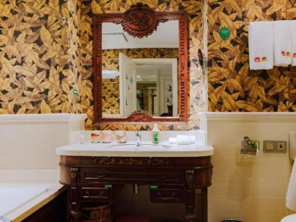 Hangzhou The First World Hotel