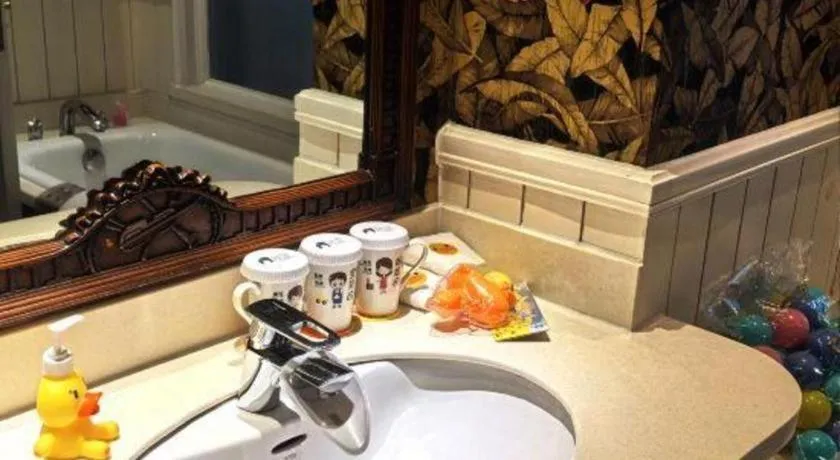 Hangzhou The First World Hotel