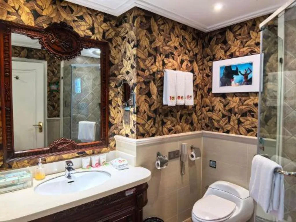 Hangzhou The First World Hotel