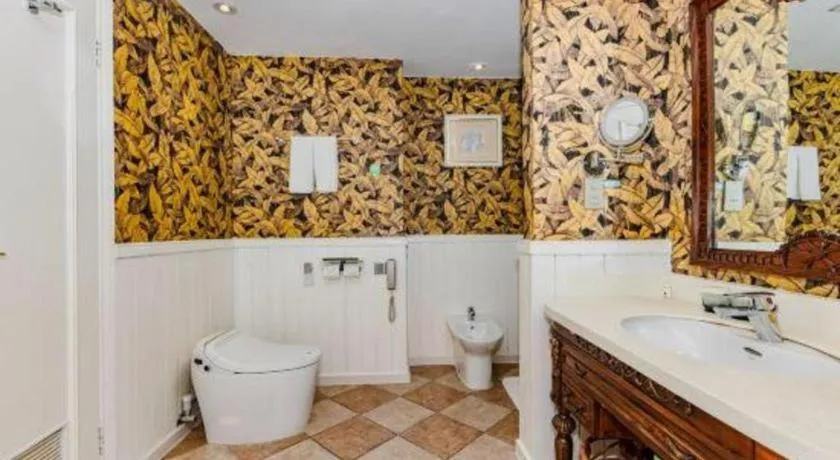 Hangzhou The First World Hotel