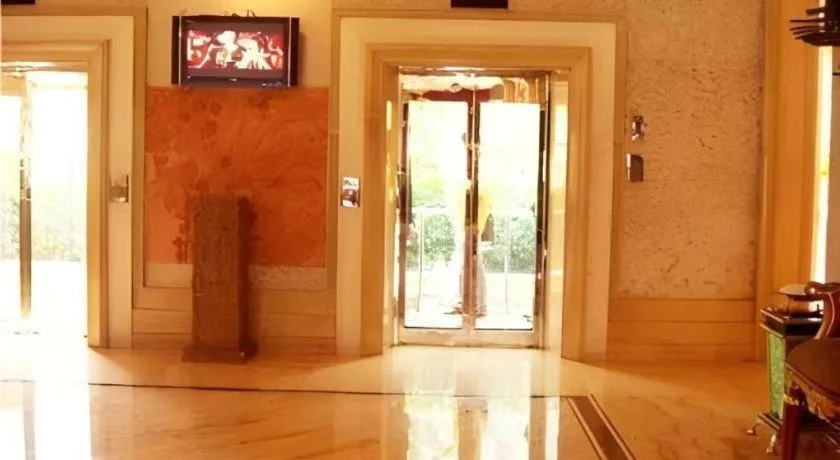 Hangzhou The First World Hotel