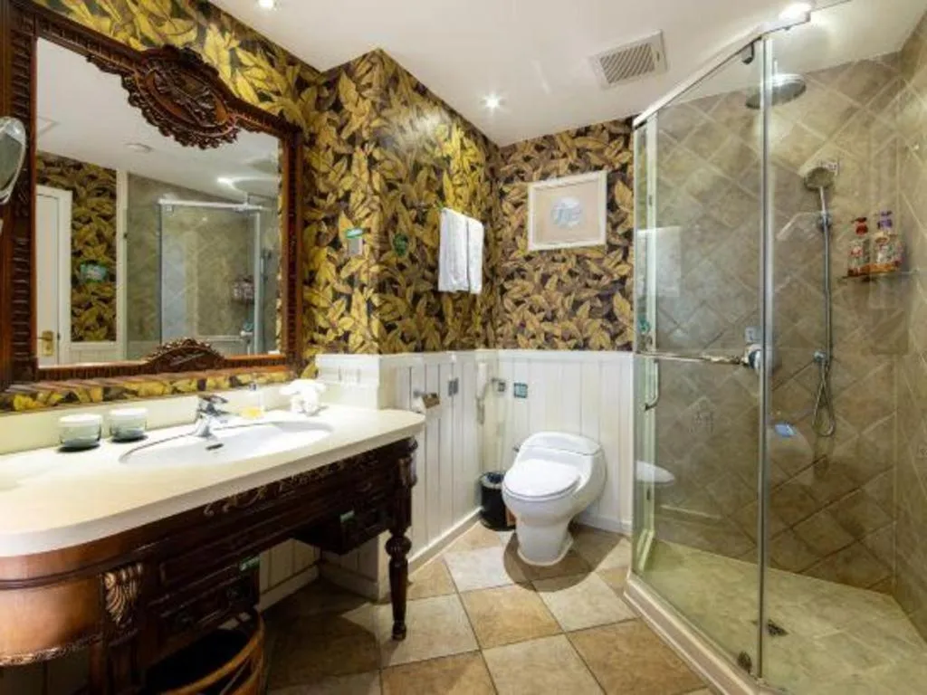 Hangzhou The First World Hotel