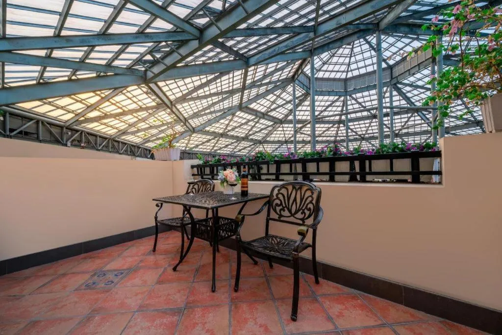 Hangzhou The First World Hotel