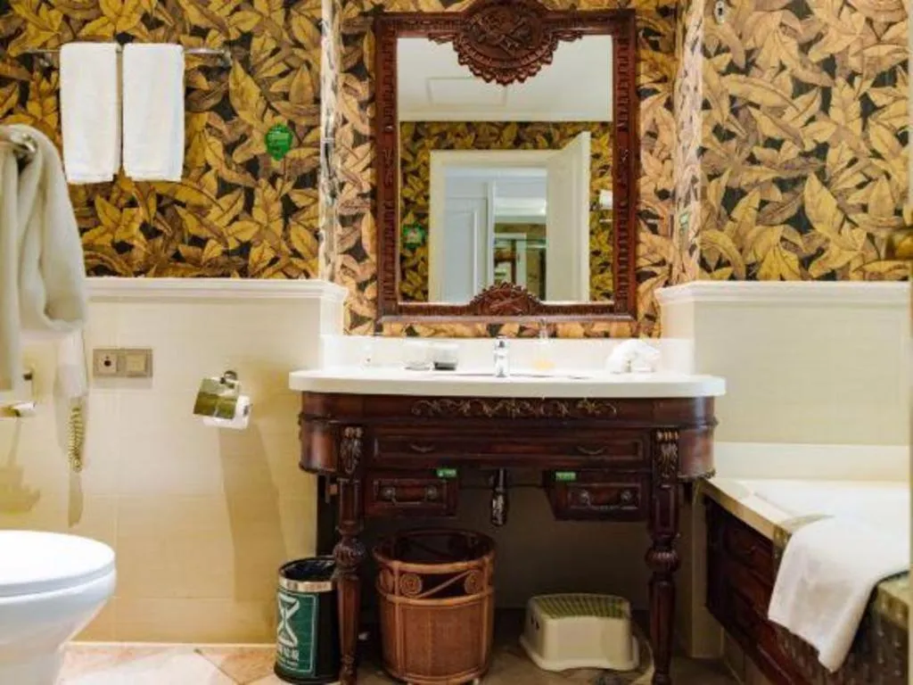 Hangzhou The First World Hotel