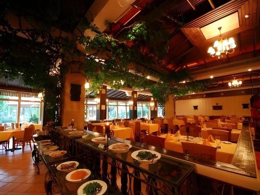 Hangzhou The First World Hotel