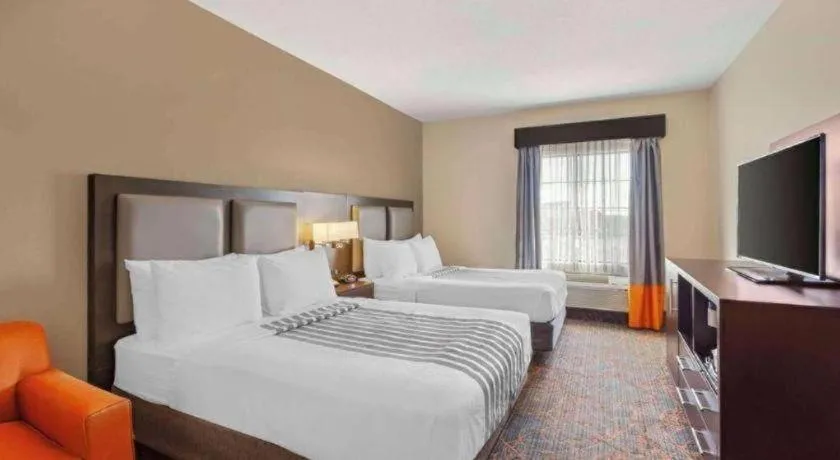 Bed in Best Western Plus Executive Inn