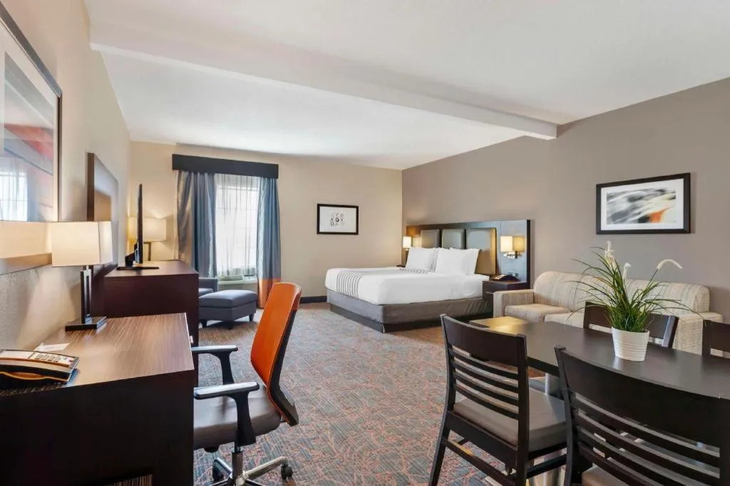 Bed in Best Western Plus Executive Inn